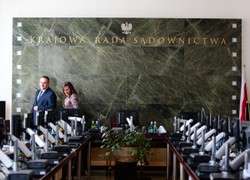 Sejm wybrał nowego członka KRS. Kim jest sędzia Chmura?