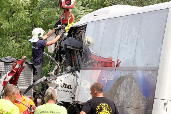 Az oldalára borult buszt speciális eszközökkel emelték a kerekeire /Fotó: Grnák László