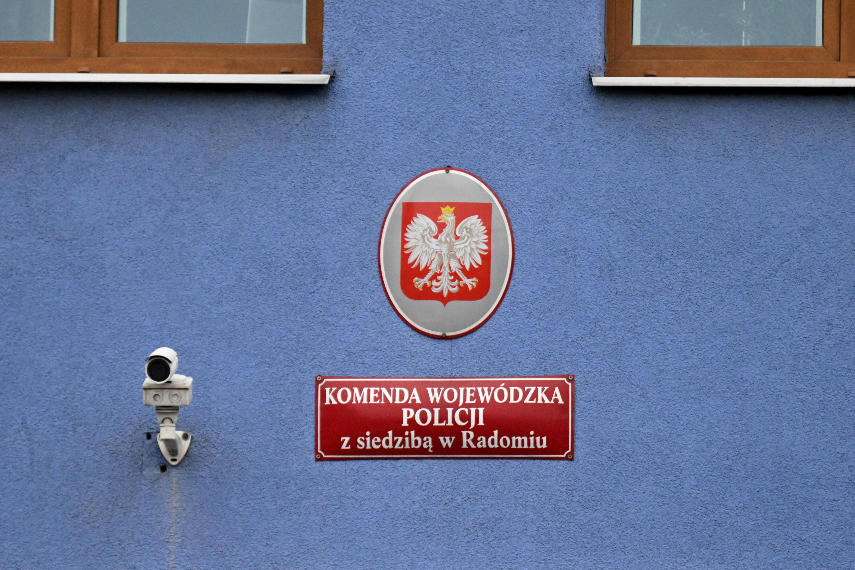 Strzał w komendzie w Radomiu: Policjant sprawdzał lunetę, pocisk przebił ścianę