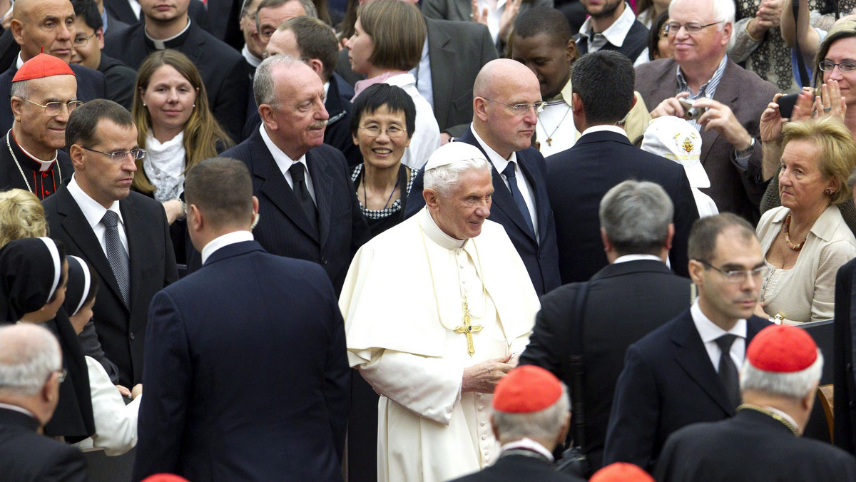 Benedykt XVI wraz z przedstawicielami niemal wszystkich religii i wyznań świata przybył w czwartek rano do Asyżu na spotkanie międzyreligijne, upamiętniające 25-lecie Światowego Dnia Modlitwy o Pokój, zwołanego z inicjatywy Jana Pawła II.