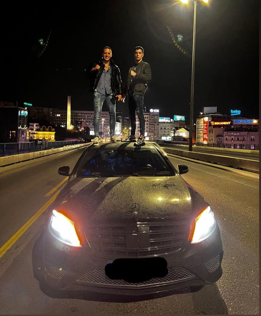 Uroš i Miloš Panić poziraju na krovu "mercedesa" na Brankovom mostu 