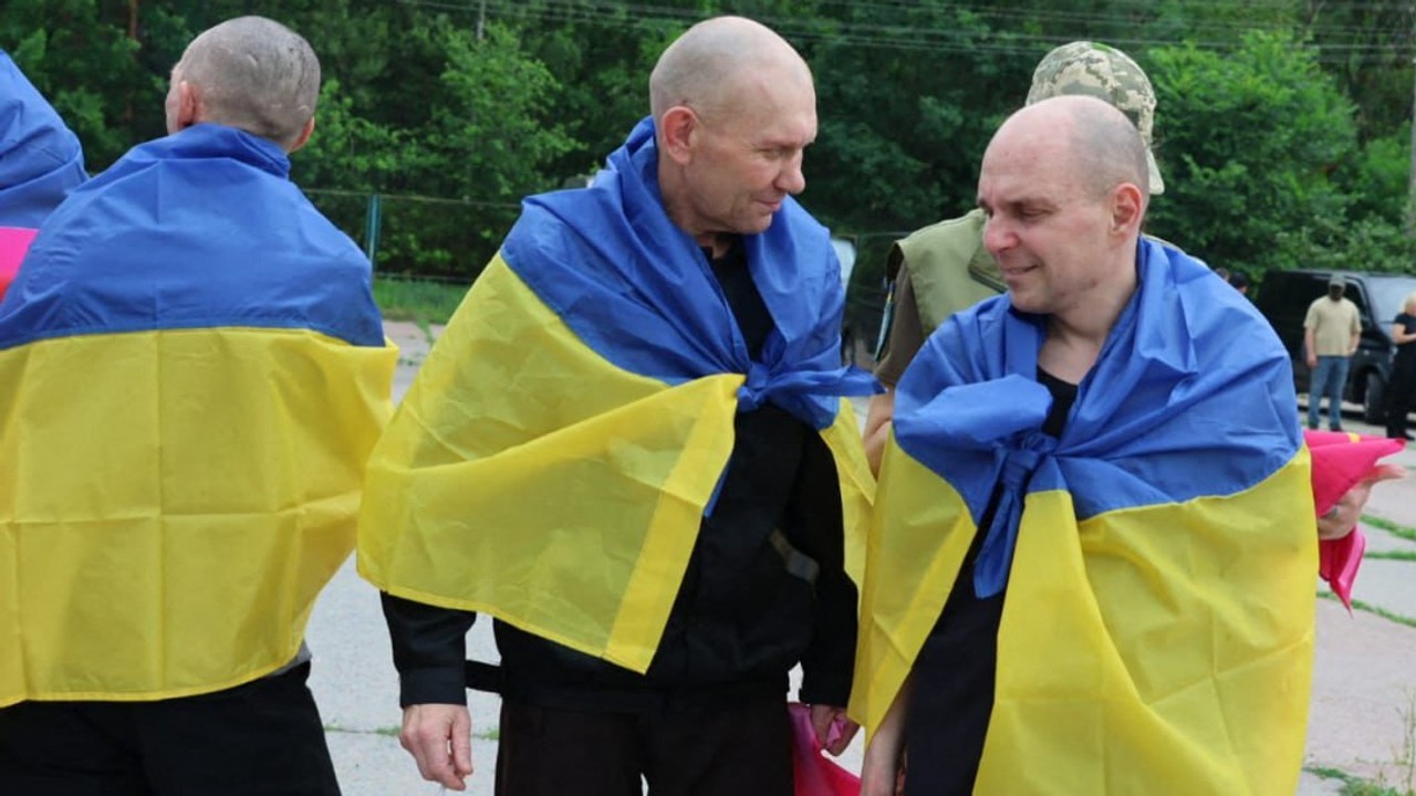 Wymiana jeńców. Z rosyjskiej niewoli do Ukrainy powrócili żołnierze i cywile. Wśród nich są oficerowie i osoby uznane za zaginione w akcji