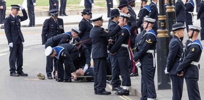 Funkcjonariusz policji zemdlał podczas służby w Londynie na pogrzebie królowej. Został zabrany na noszach