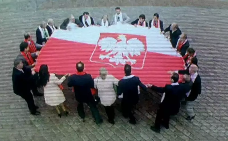 Politycy w wyobraźni Adasia drą flagę Polski. Kadr z filmu &quot;Dzień świra&quot;