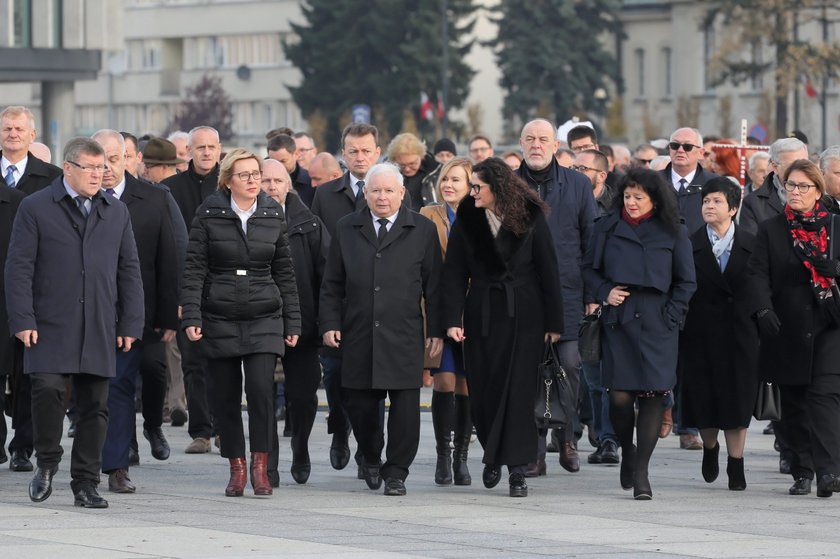 Politycy PiS po mszy przeszli pieszo pod pomnik Lecha Kaczyńskiego