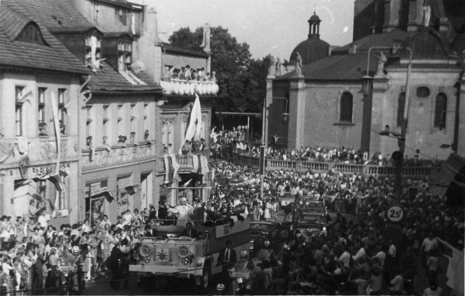 Jan Paweł II w Gnieźnie w czasie I pielgrzymki do Ojczyzny (fot. Barbara Bartkowiak, opublikowano na licencji Creative Commons Attribution-Share Alike 4.0 International)