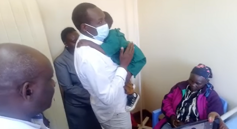 Simba Arati visits Kisii boy Junior Sagini 