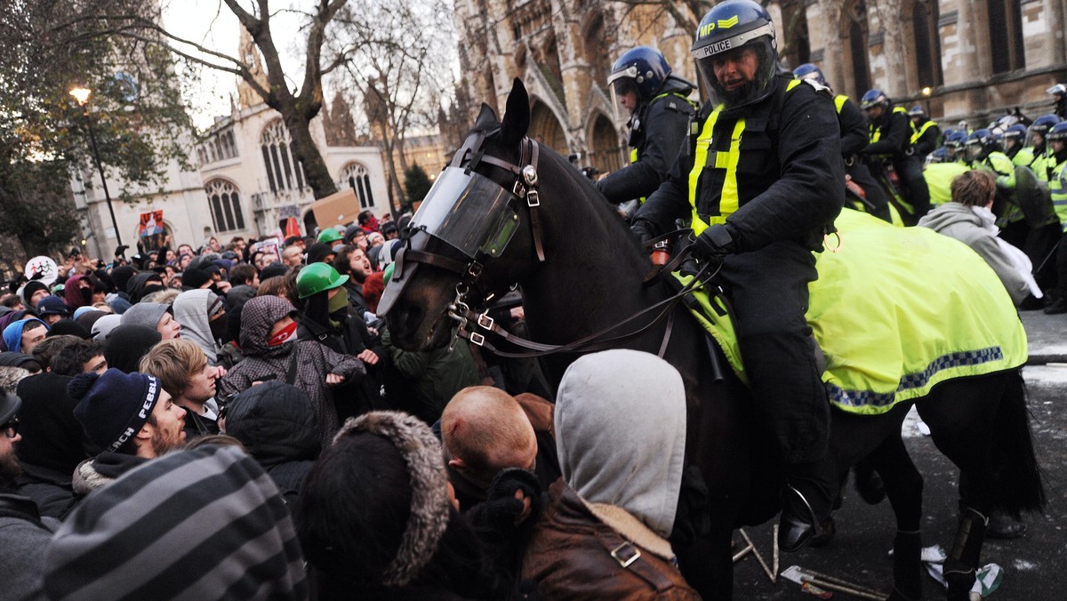 Trzech policjantów zostało rannych, w tym jeden doznał poważnego urazu głowy, podczas starć policji ze studentami protestującymi w Londynie przeciwko drastycznej zwyżce czesnego.