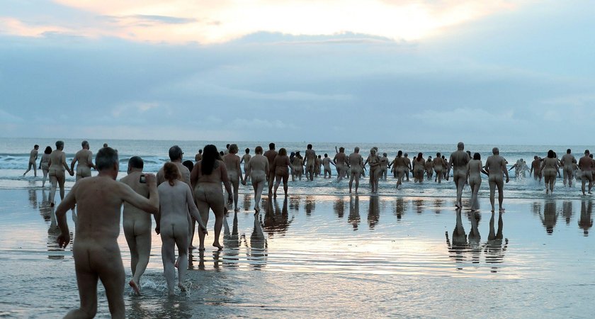 Setki golasów na plaży w Anglii. Tak świętowali równonoc jesienną 2018