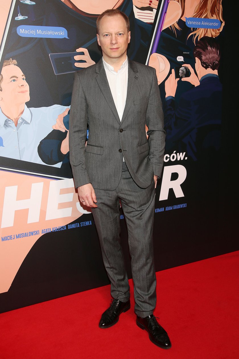 Maciej Stuhr ma zmasakrowaną twarz na zdjęciu. Film Fucking Bornholm