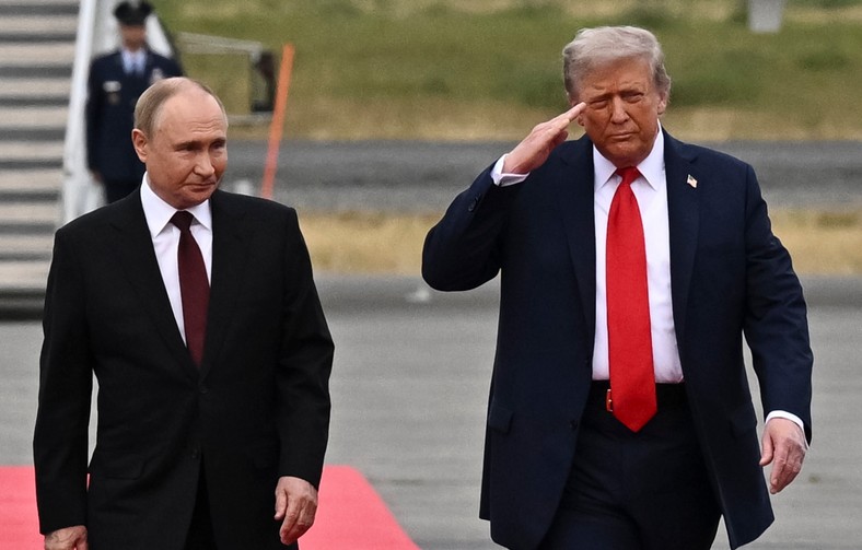 epa12303539 US President Donald Trump (R) welcomes Russian President Vladimir Putin during their meet to negotiate at Joint Base Elmendorf-Richardson in Anchorage, Alaska, USA, 15 August 2025. EPA/SERGEY BOBYLEV/SPUTNIK/KREMLIN POOL / POOL MANDATORY CREDIT Dostawca: PAP/EPA.
