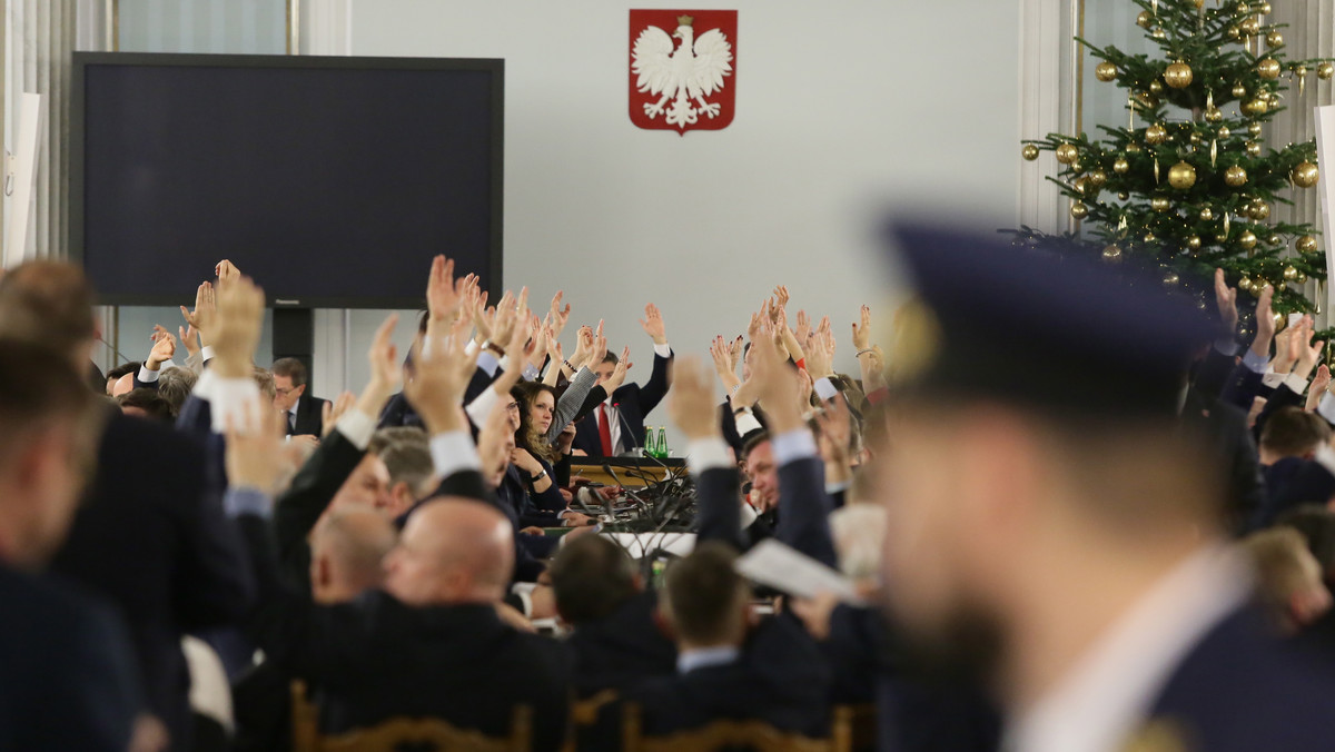 Warszawska Prokuratura Okręgowa wszczęła śledztwo w sprawie organizacji i przebiegu posiedzenia Sejmu w Sali Kolumnowej 16 grudnia ubiegłego roku. Zawiadomienia w tej sprawie złożyły m.in. PO i Nowoczesna.