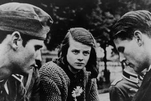 Sophie Scholl z członkami antynazistowskiego ruchu oporu Biała Róża: bratem Hansem Schollem (z lewej) i Christophem Probstem, lipiec 1942 r.
