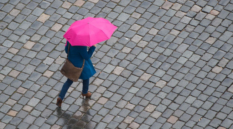 Nem hiányozhat az esernyő, esőkabát /Fotó: AFP