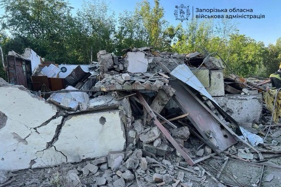 (FOTO) RAZORENO 19 VIŠESPRATNICA, KUĆE SRAVNJENE SA ZEMLJOM! Strahovit napad na Ukrajinu: Telo izvlačili iz ruševina