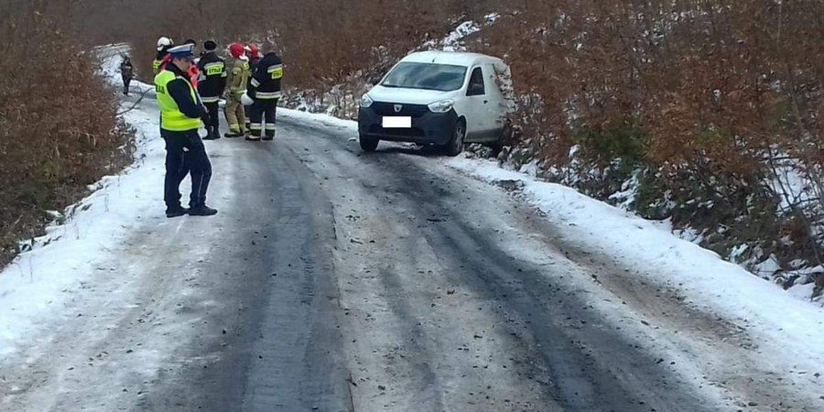 Świadkowie zauważyli samochód marki Dacia Dokker, a pod nim przygniecionego mężczyznę, który niestety już nie żył