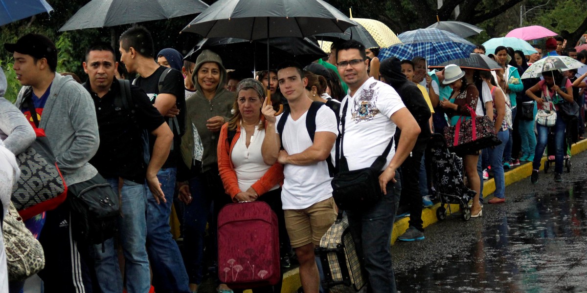 People line up to cross over the Simon Bolivar international bridge to Colombia to take advantage of the temporary border opening in San Antonio del Tachira, Venezuela, July 16, 2016.