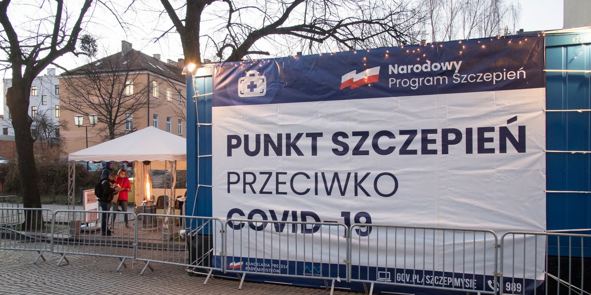 Tylko 3,3 proc. ankietowanych popiera wprowadzenie obowiązkowego szczepienia dla zawodów medycznych.