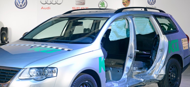 Tanio naprawiasz auto po wypadku? 6 cm dzieli cię od tragedii. WIDEO
