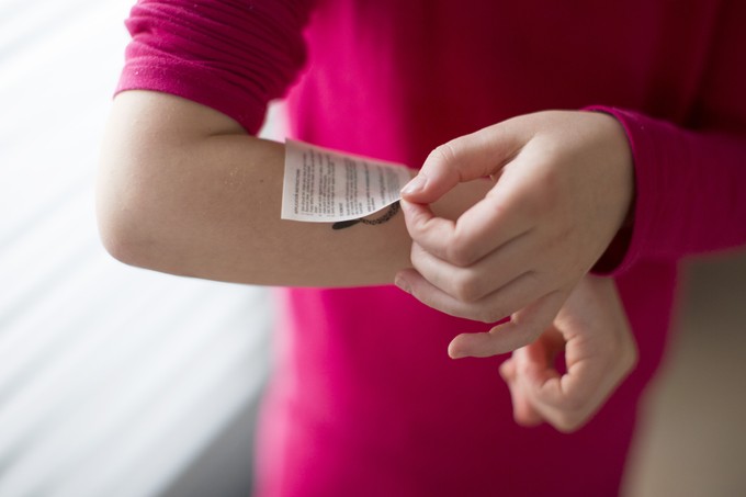 Ez a magyar nő gyerekeknek készít lemosható tetoválásokat, amik megvédhetik őket