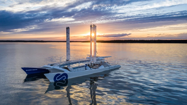 Katamaran Energy Observer: to pierwsza wodorowa łódź, która wypłynęła w podróż dookoła świata. Toyota zaprojektowała dostosowaną do użytku na morzu wersję systemu ogniw paliwowych