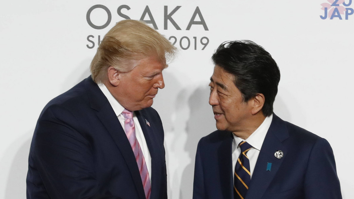 Prezydent Donald Trump i premier Japonii Shinzo Abe spotkali się przed rozpoczynającym się właśnie w Osace szczytem G20. Politycy rozmawiali o handlu i sojuszu wojskowym łączącym ich kraje. Co ciekawe, Trump krytykował wcześniej współpracę z Japonią w obydwu tych kwestiach jako jednostronną.