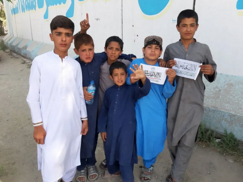 Afgańskie dzieci świętujące drugą rocznicę zdobycia Kabulu przez talibów