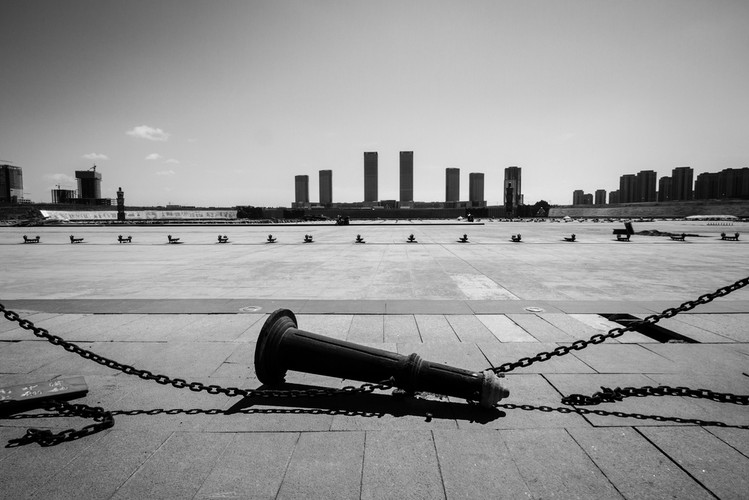 Rozwijające się z szaloną prędkością Chiny kryją w sobie niezwykłe historie, <strong>miasta duchów</strong> są właśnie jedną z nich. Na zdjęciu - Kangbashi, nowa część miasta Ordos, pełna biurowców, osiedli i boisk. Tylko że wg Bloomberga, w 2010 r 90 proc. budynków stało pustych. Efektem gwałtownego bogacenia się Chin i jego obywateli jest też szybka urbanizacja. Ceny nieruchomości tak poszybowały w górę, że na rynkach pojawia się obawa o eksplozję bańki inwestycyjnej. Rocznie powstaje w Chinach średnio dziesięć miast, które zostają bezludne. 
Inwestycje infrastrukturalne są sposobem rządu na utrzymanie wysokiego wzrostu, często są jednak pozbawione sensu ekonomicznego: linie kolejowe, które nie przyniosą zysku, nieużywane drogi i puste miasta. Z pewnością znalazło by się wielu chętnych do zamieszkania, jednak apartamenty są często za drogie dla przeciętnego człowieka. Podobne inwestycje zaczynają powstawać też w Afryce, np. w Angoli.