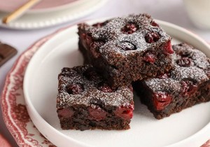 Posni čokoladni kolač sa višnjama