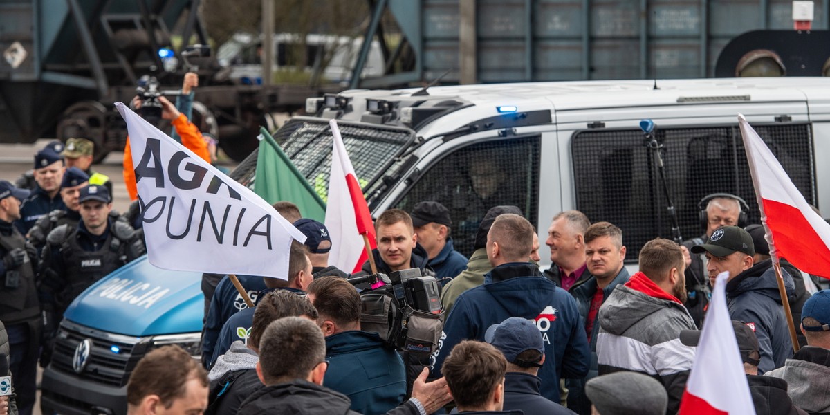 Demonstracja rolników w Hrubieszowie, 12 kwietnia 2023 r. Rolnicy protestują przeciwko wwozowi zbóż z terenów Ukrainy. 