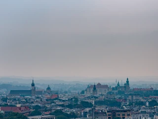 Dopuszczalne normy jakości powietrza są w Krakowie przekraczane czasem nawet przez ponad 160 dni w roku