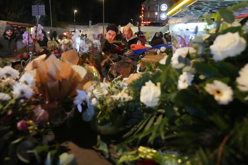 Ljudi odaju požtu žrtvama požara u Krans-Montani