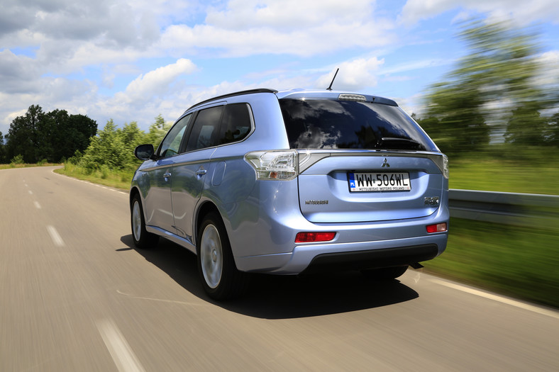 Mitsubishi Outlander PHEV trzy silniki na cztery koła