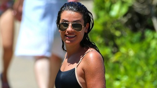 Ha szerinted nem elég szexi az egyrészes fürdőruha, akkor figyeld Lea Michele milyen dögös benne