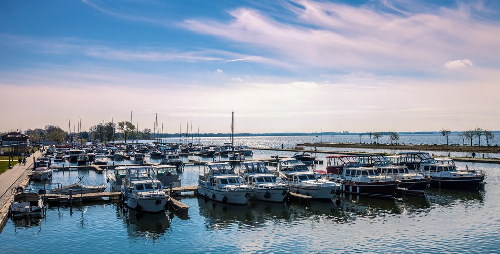Gałkowo to urokliwa wieś w samym sercu Krainy Wielkich Mazurskich Jezior. Obecnie jest znane przede wszystkim za sprawą stadniny koni Ferensteinów. Bywają tu gwiazdy telewizji i inni polscy celebryci. Odbywają się tu cykliczne wydarzenia – zawody, pokazy koni i jazdy konnej – Gałkowo Cup. Okolica obfituje w piękne lasy, jeziora; okoliczna rzeczka Krutynia wraz z kilkunastoma jeziorami tworzy popularny szlak kajakowy.