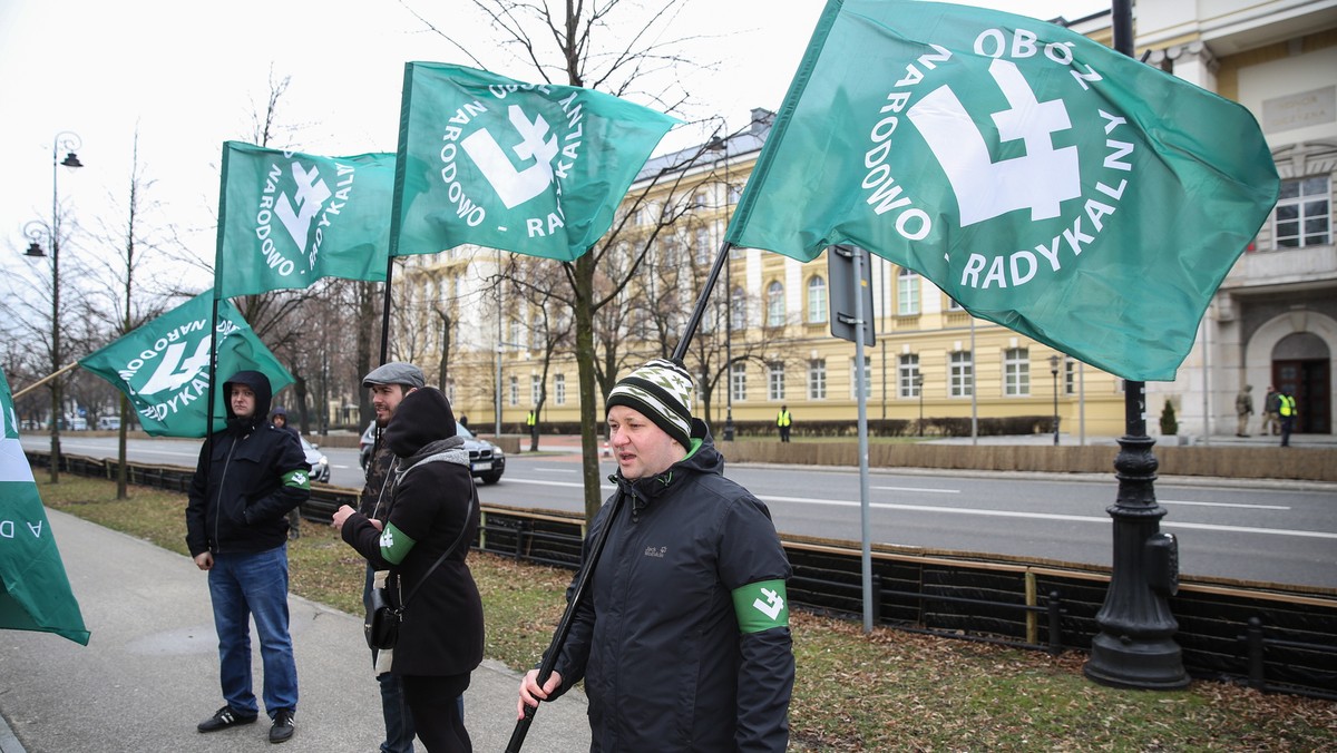 Przedstawiciele i sympatycy m.in. Obozu Narodowo-Radykalnego i Młodzieży Wszechpolskiej protestowali przed kancelarią premiera przeciw wschodniej polityce imigracyjnej rządu i przyjazdom Ukraińców do Polski. Ich zdaniem następuje "ukrainizacja polskiego rynku pracy". W tym samym czasie demonstrowali też przeciwnicy rasizmu z hasłem "Solidarni przeciw rasizmowi. Nie damy się podzielić".