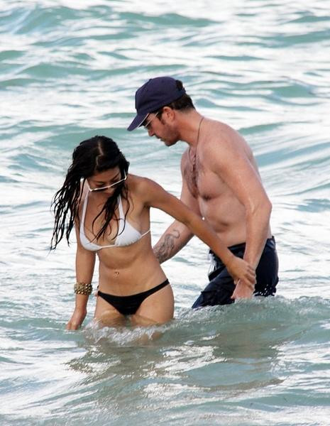 Dylan McDermott z seksowną partnerką na plaży w Miami