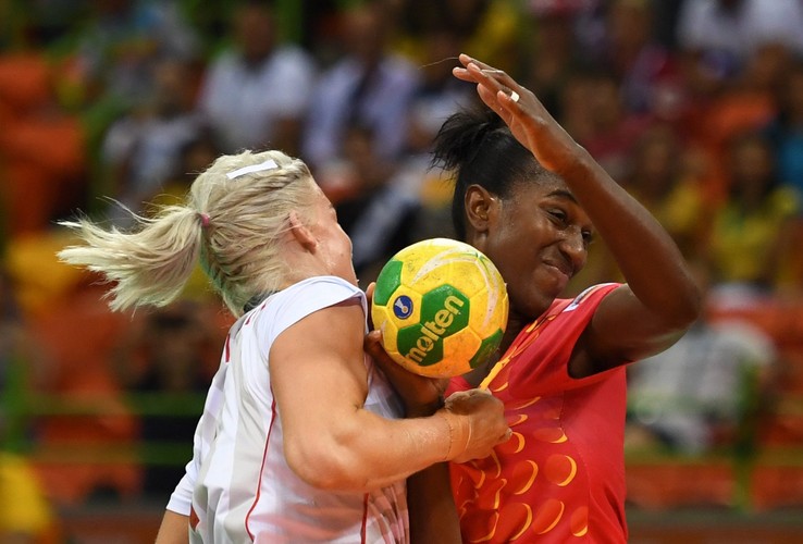 Męski sport? Nie dla nich! Te dziewczyny potrafią grać twardo, a czasem brutalnie