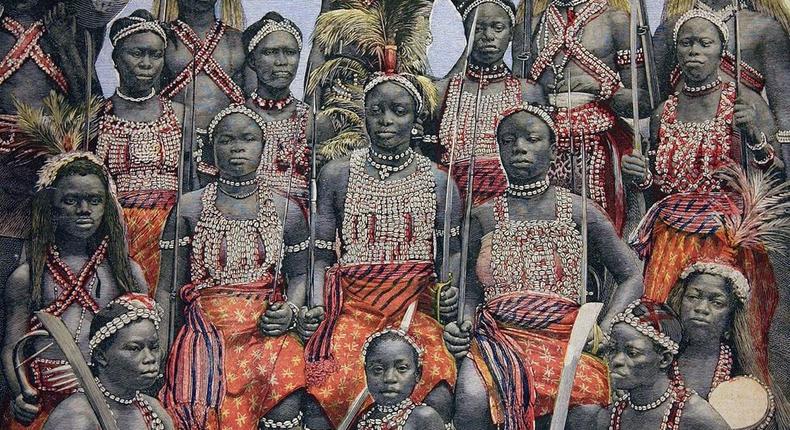 Les amazones du Dahomey : les femmes guerrières intrépides du Bénin
