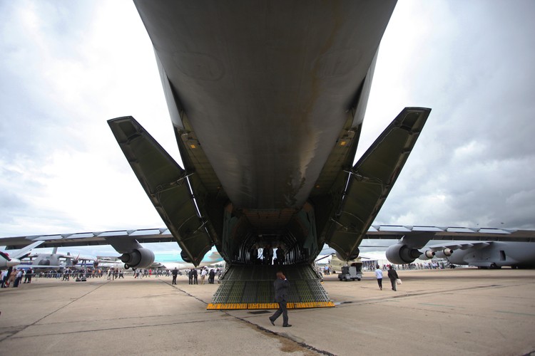 Samolot C5M Galaxy w trakcie Paris Air Show w Paryżu, Francja.