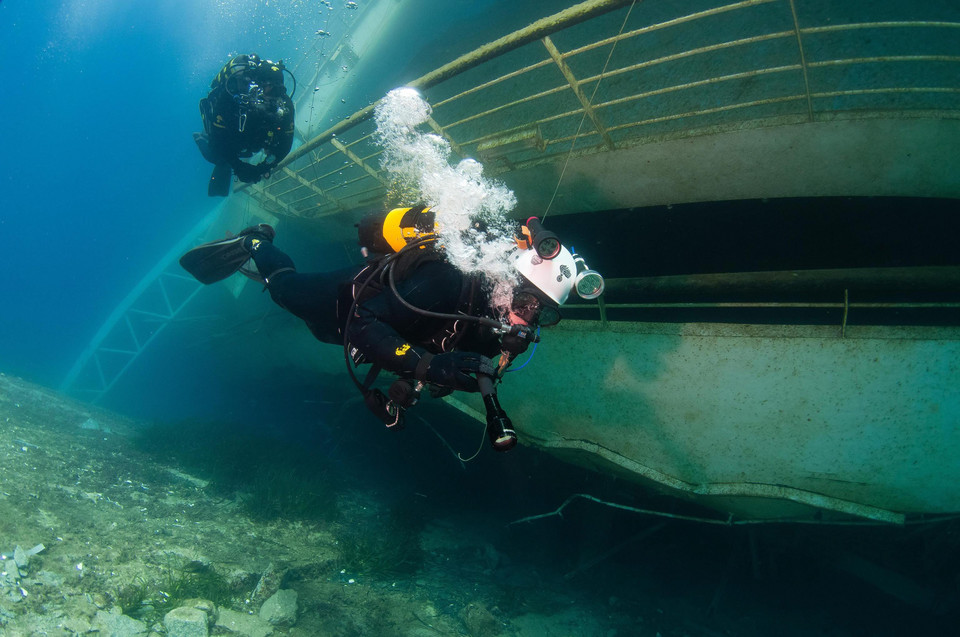 ITALY COSTA CONCORDIA (Carabinieri divers inspect the inside of Costa Concordia cruise ship)