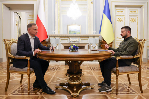 Prezydent RP Andrzej Duda (L) oraz prezydent Ukrainy Wołodymyr Zełenski (P) podczas spotkania w Kijowie