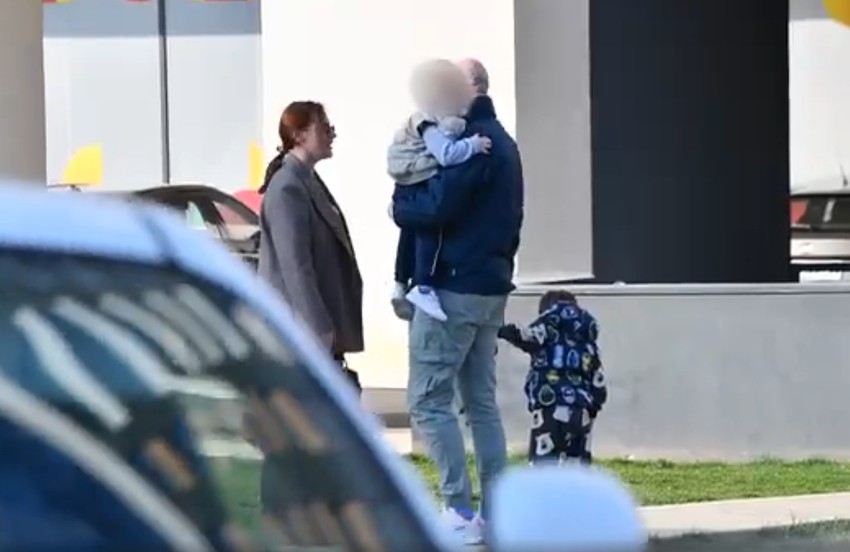 Kristinu Spalević smo zatekli kako čeka tramvaj, nakon drame sa Kristijanom Golubovićem decu predala ocu