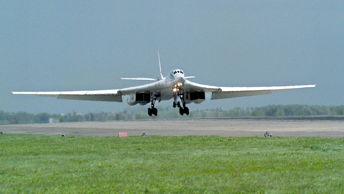 Zdjęcie ilustracyjne. Rosyjski bombowiec strategiczny TU-160 ląduje w bazie wojskowej w mieście Engels