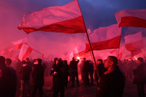 uczestnicy marszu na błoniach Stadionu Narodowego