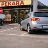 Parking ispred pekare