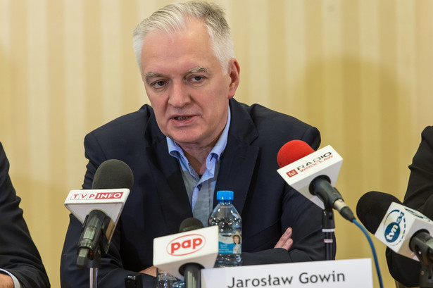 Przewodniczący Polski Razem, wicepremier Jarosław Gowin podczas konferencji prasowej we Wrocławiu.