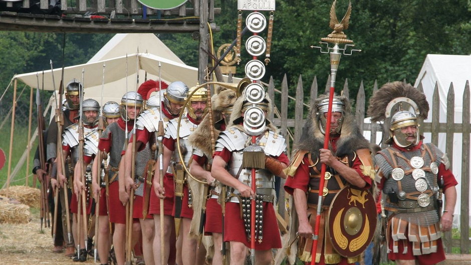 Rekonstruktorzy w strojach rzymskich legionistów z drugiej połowy I wieku n.e..