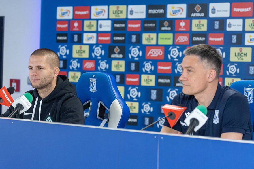 Dawid Szulczek i Mariusz Rumak podczas konferencji prasowej