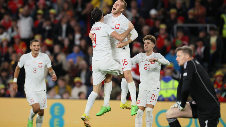 Radość zawodników reprezentacji Polski po bramce strzelonej na 0:1 podczas meczu grupy A4 piłkarskiej Ligi Narodów z Walią w Cardiff